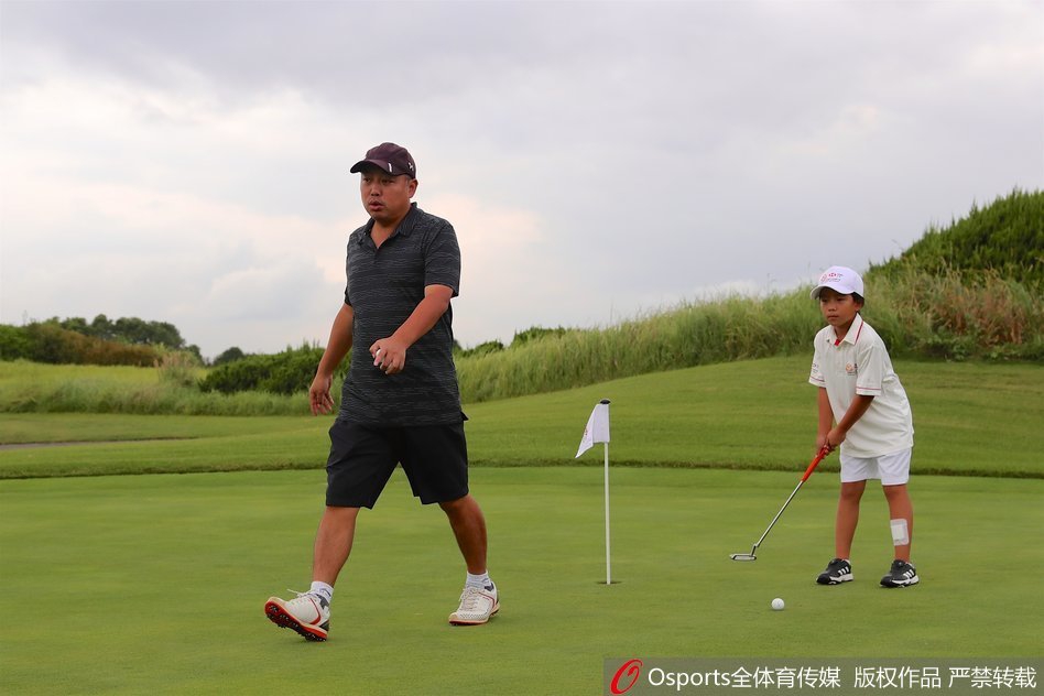 刘国梁悉心指导女儿参赛