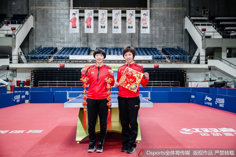 北京首钢女乒庆祝新年 丁宁领衔向大家拜年