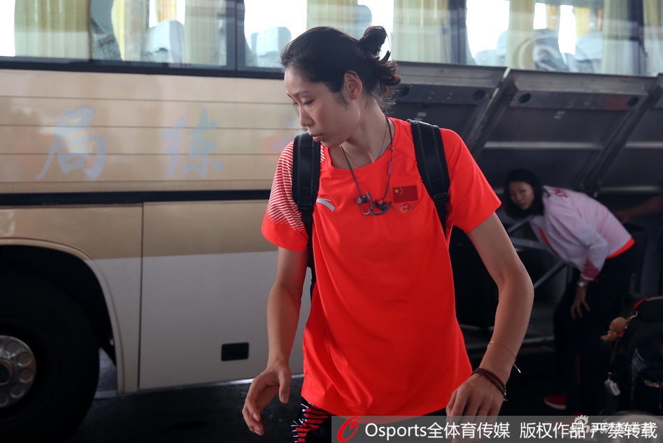 中国女排现身机场出征亚运