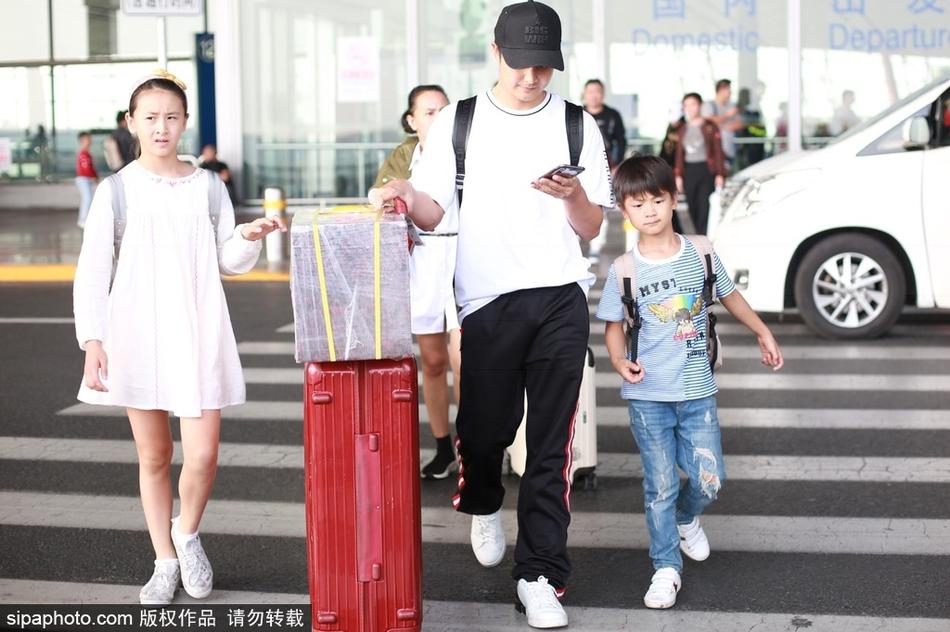 幸福！田亮携一双儿女出游