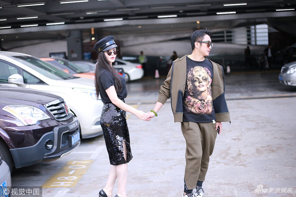 冉莹颖闪亮短裙前凸后翘 牵手邹市明秀恩爱