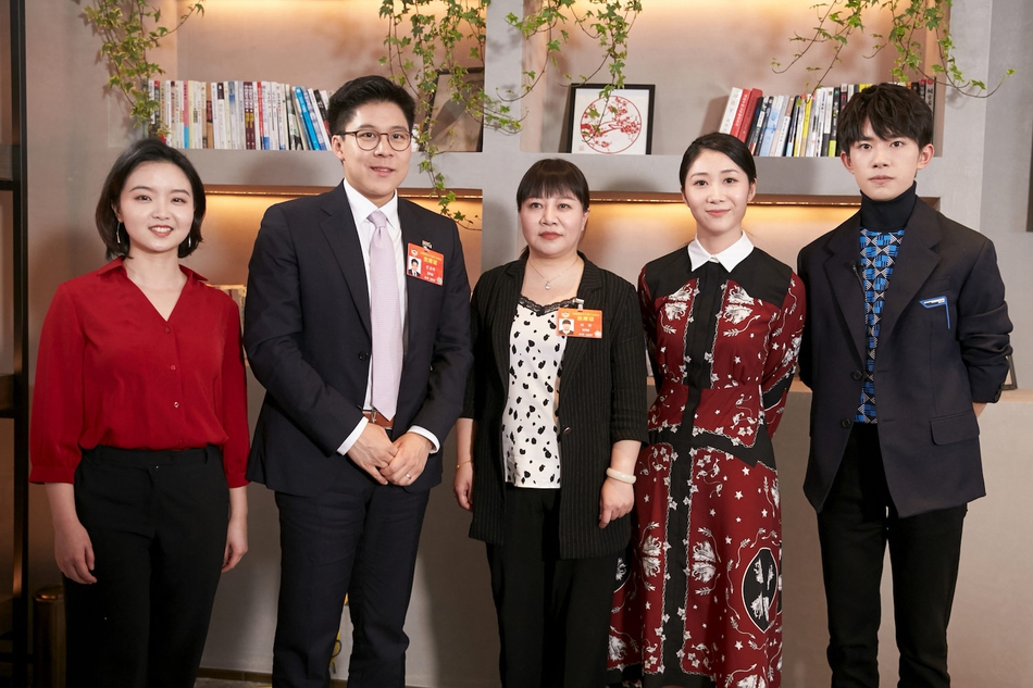 易烊千玺霍启刚参加两会特别节目