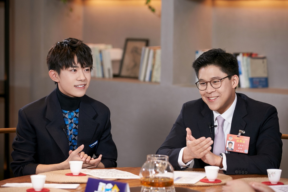 易烊千玺霍启刚参加两会特别节目