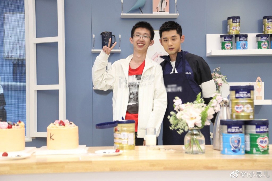 张继科参加活动做蛋糕