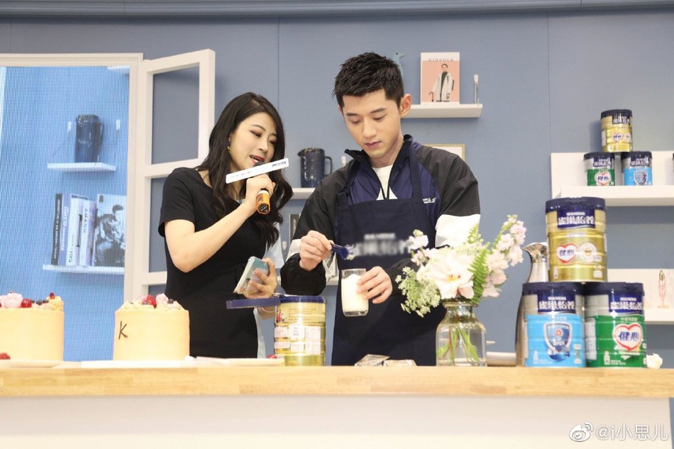 张继科参加活动做蛋糕