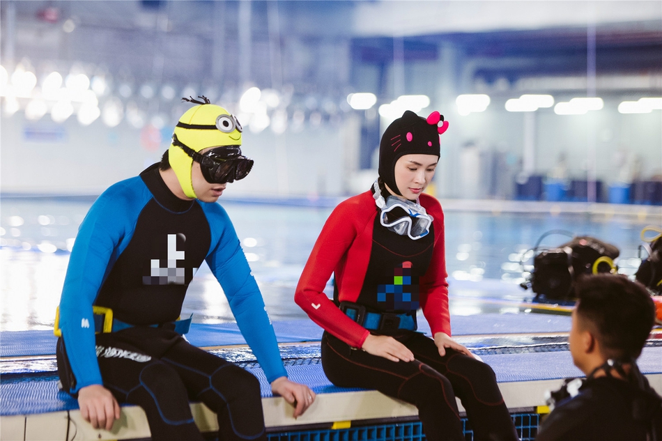 汪峰章子怡潜水搞怪撒糖