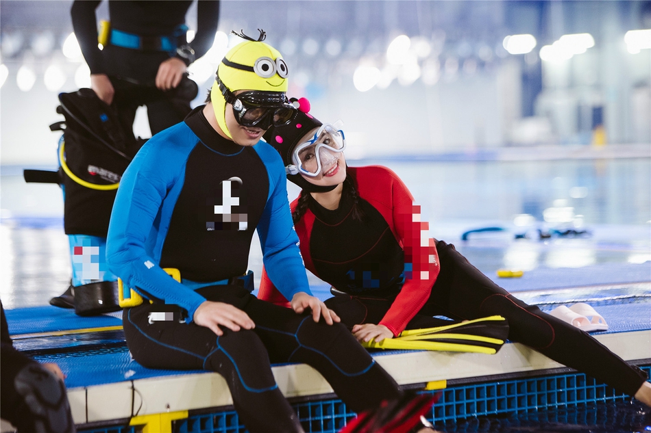 汪峰章子怡潜水搞怪撒糖