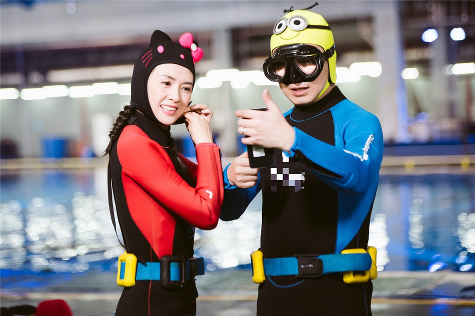 汪峰章子怡潜水搞怪撒糖