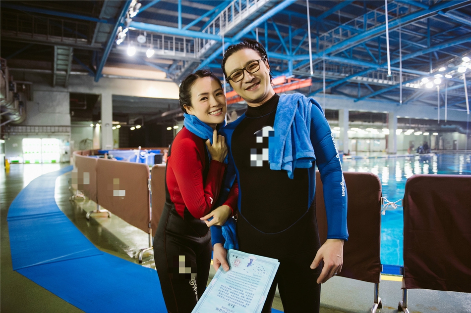 汪峰章子怡潜水搞怪撒糖