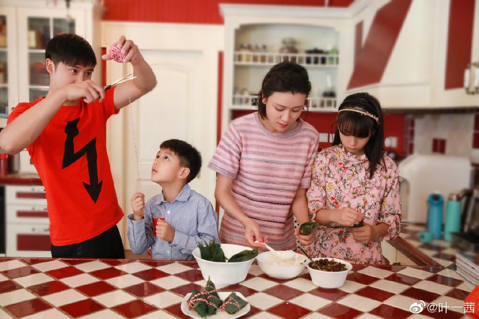 甜蜜端午！田亮一家四口包粽子