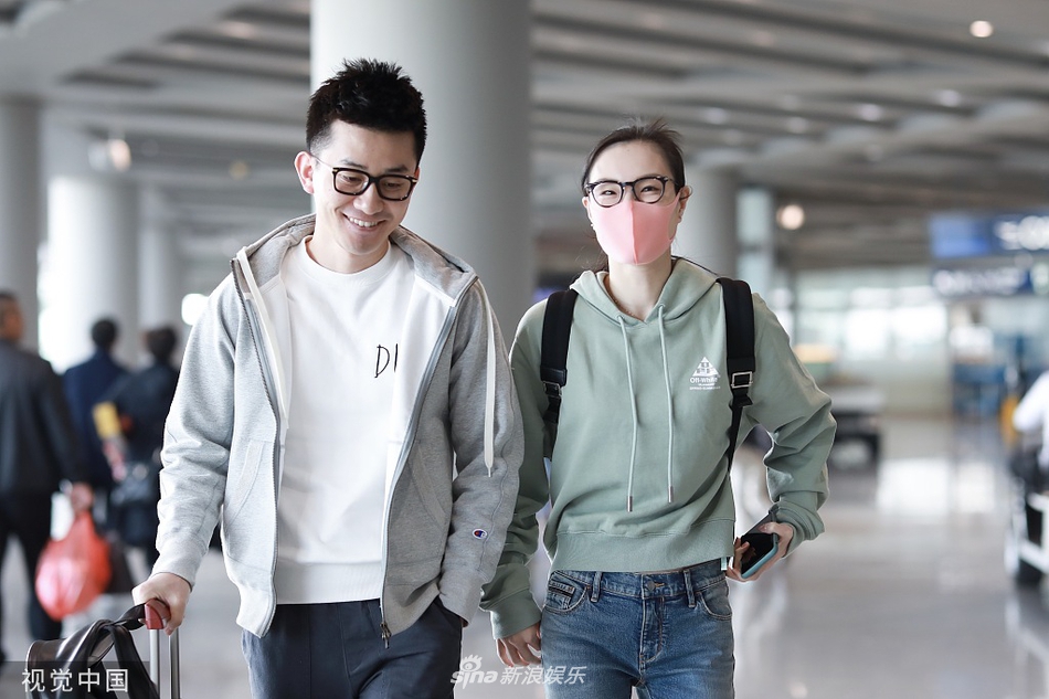 吴敏霞穿着简约休闲现身机场