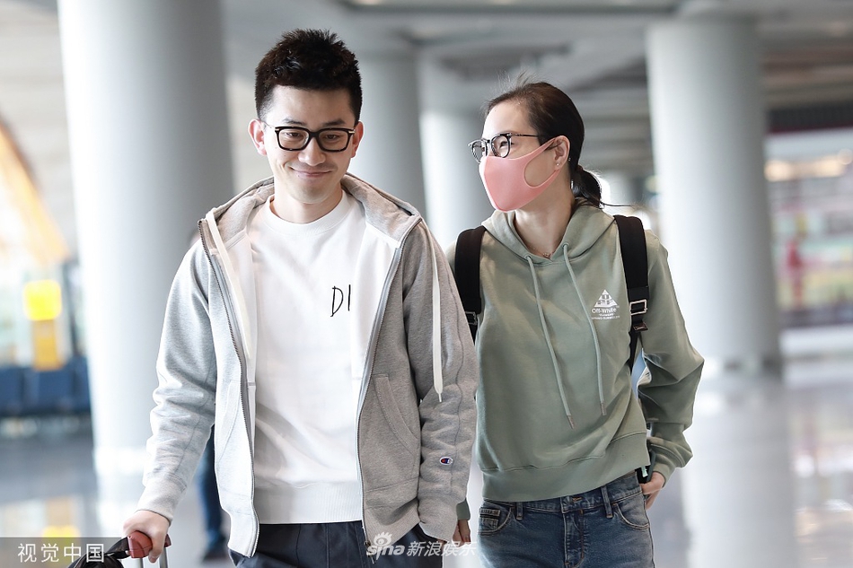 吴敏霞穿着简约休闲现身机场