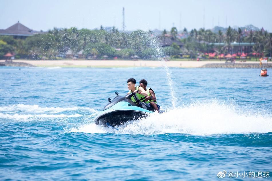 黄子韬骑摩托艇海上冲浪