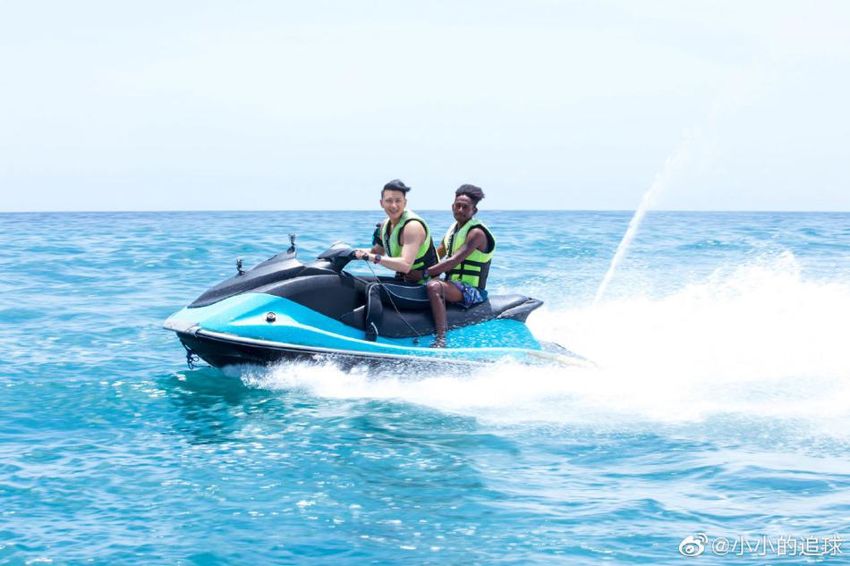 黄子韬骑摩托艇海上冲浪