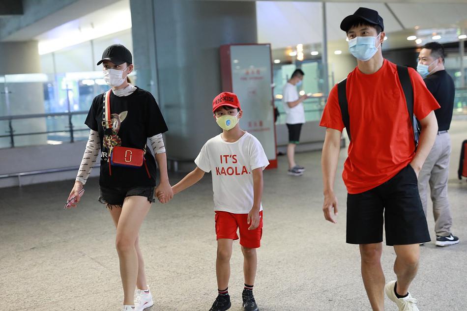 田亮叶一茜戴情侣帽秀恩爱