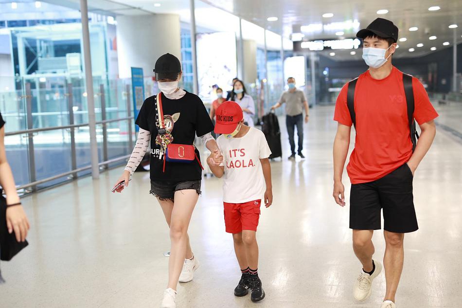 田亮叶一茜戴情侣帽秀恩爱