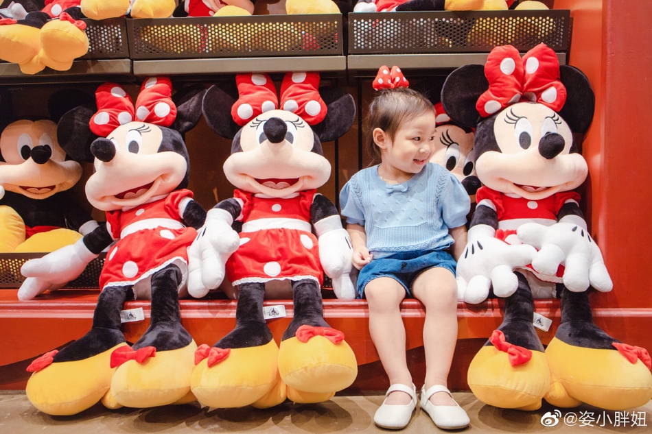 温馨！何姿秦凯一家游迪士尼