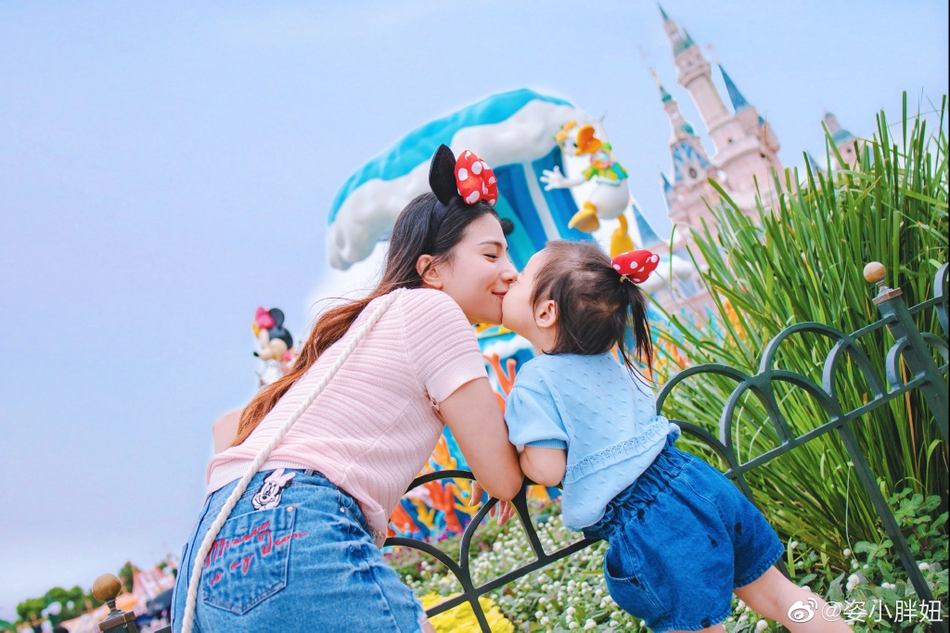 温馨！何姿秦凯一家游迪士尼