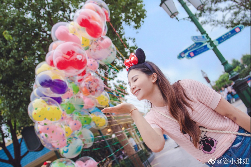 温馨！何姿秦凯一家游迪士尼