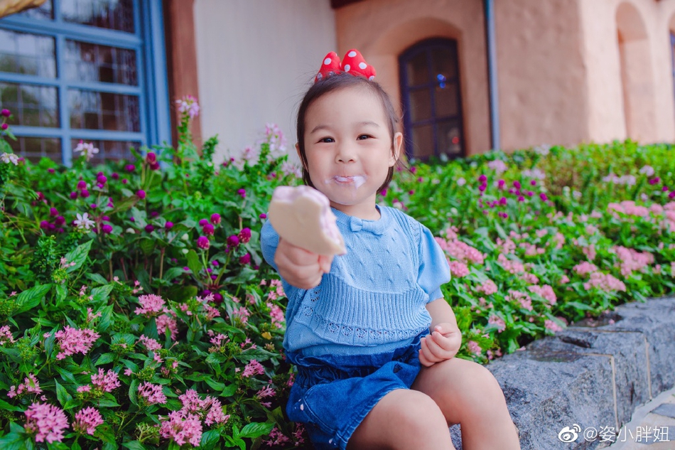 温馨！何姿秦凯一家游迪士尼