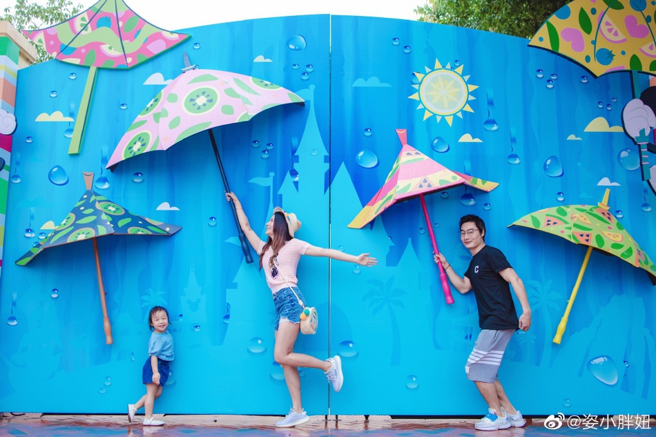 温馨！何姿秦凯一家游迪士尼