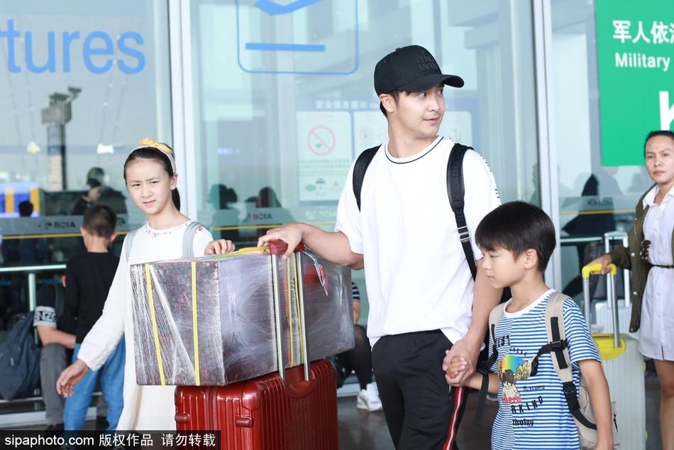 幸福！田亮携一双儿女出游