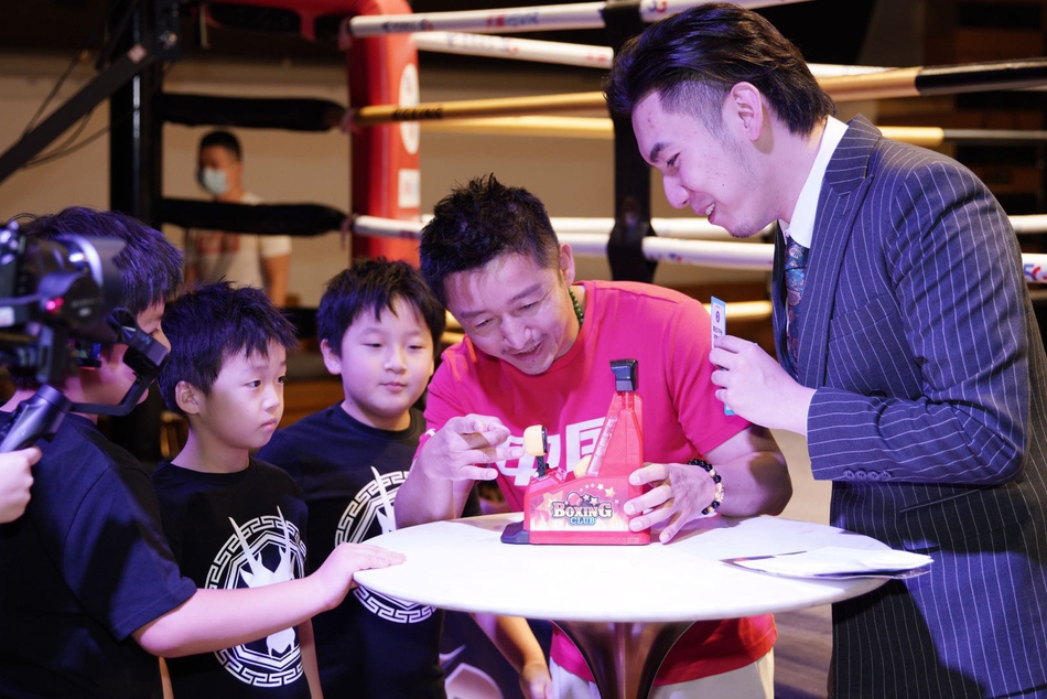 拳王邹市明举办40岁线上生日会