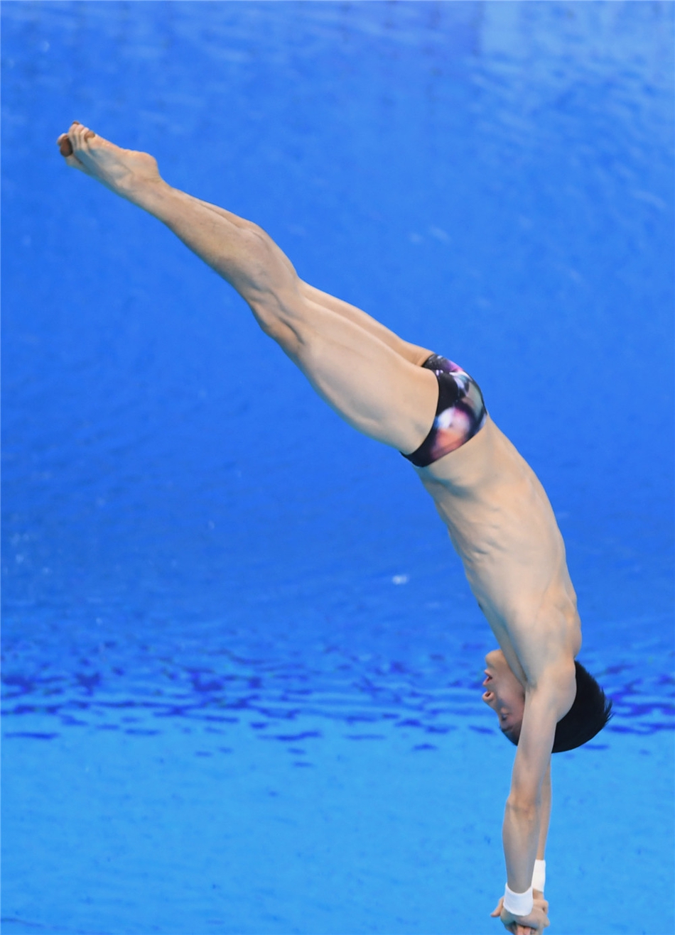 跳水冠军赛练俊杰十米台夺冠
