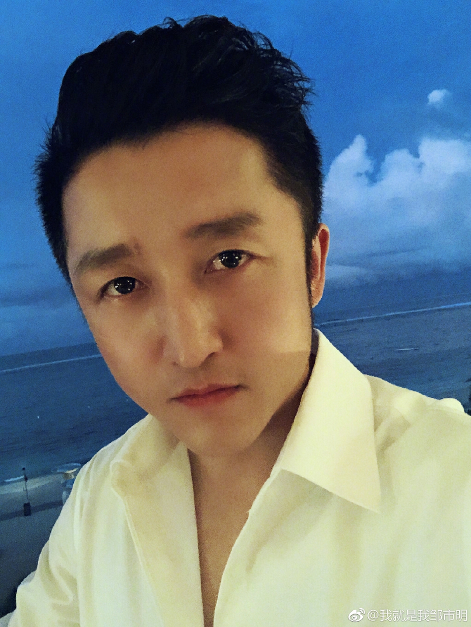 冉莹颖怀三胎度假再披婚纱