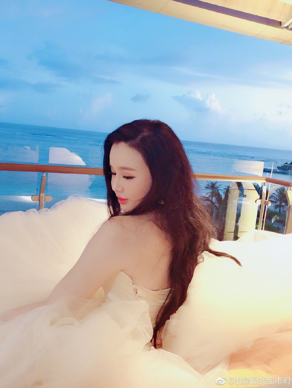 冉莹颖怀三胎度假再披婚纱