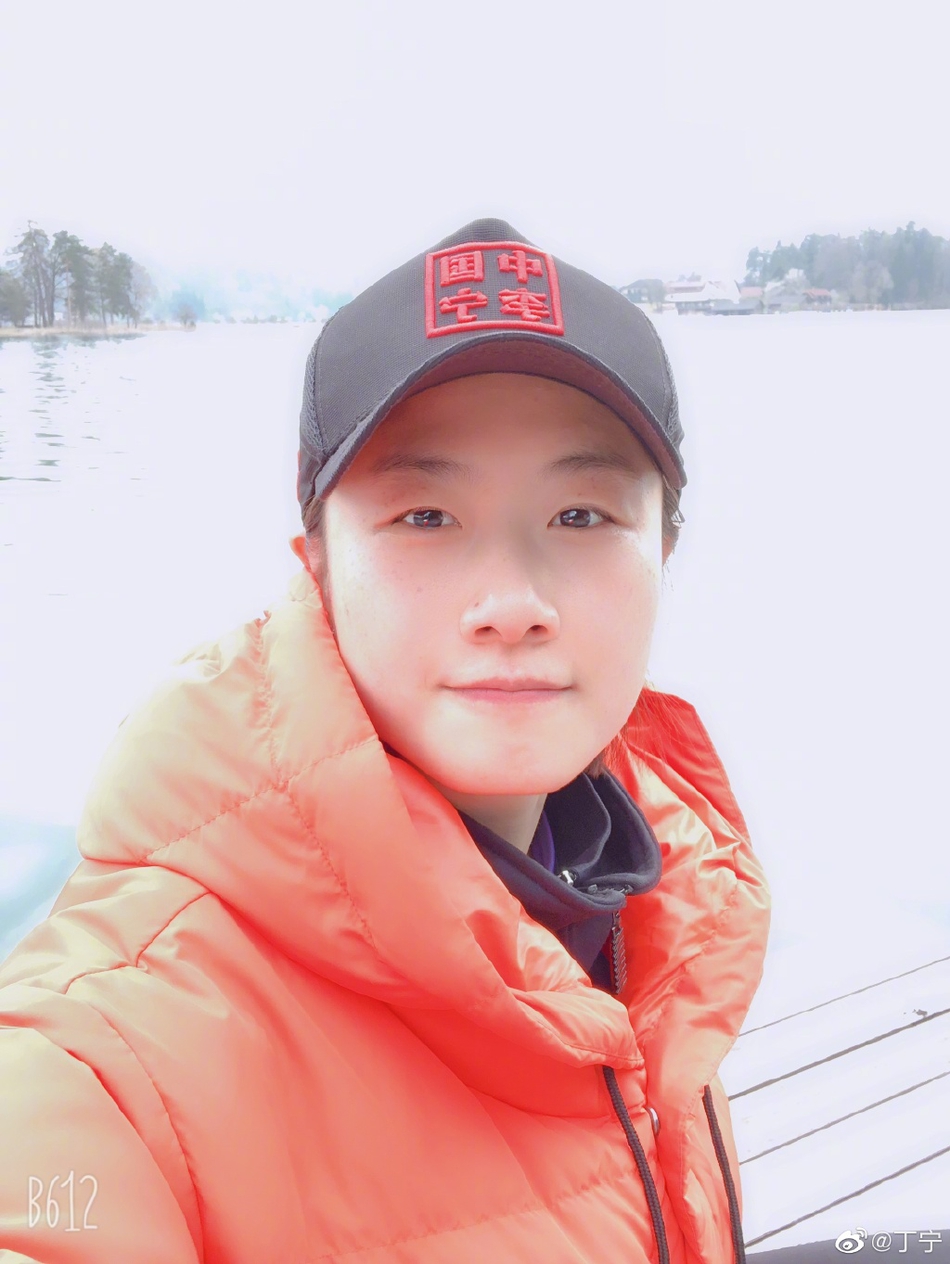 国乒赴布达佩斯丁宁晒自拍