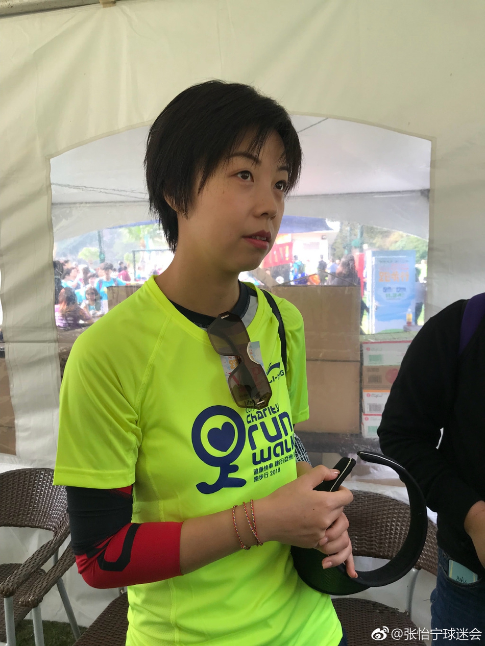 张怡宁出席活动运动装扮显清爽