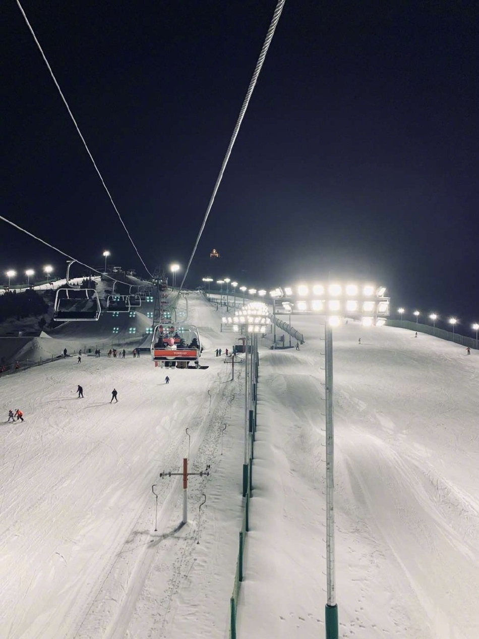 林允宋祖儿姐妹花一起滑雪