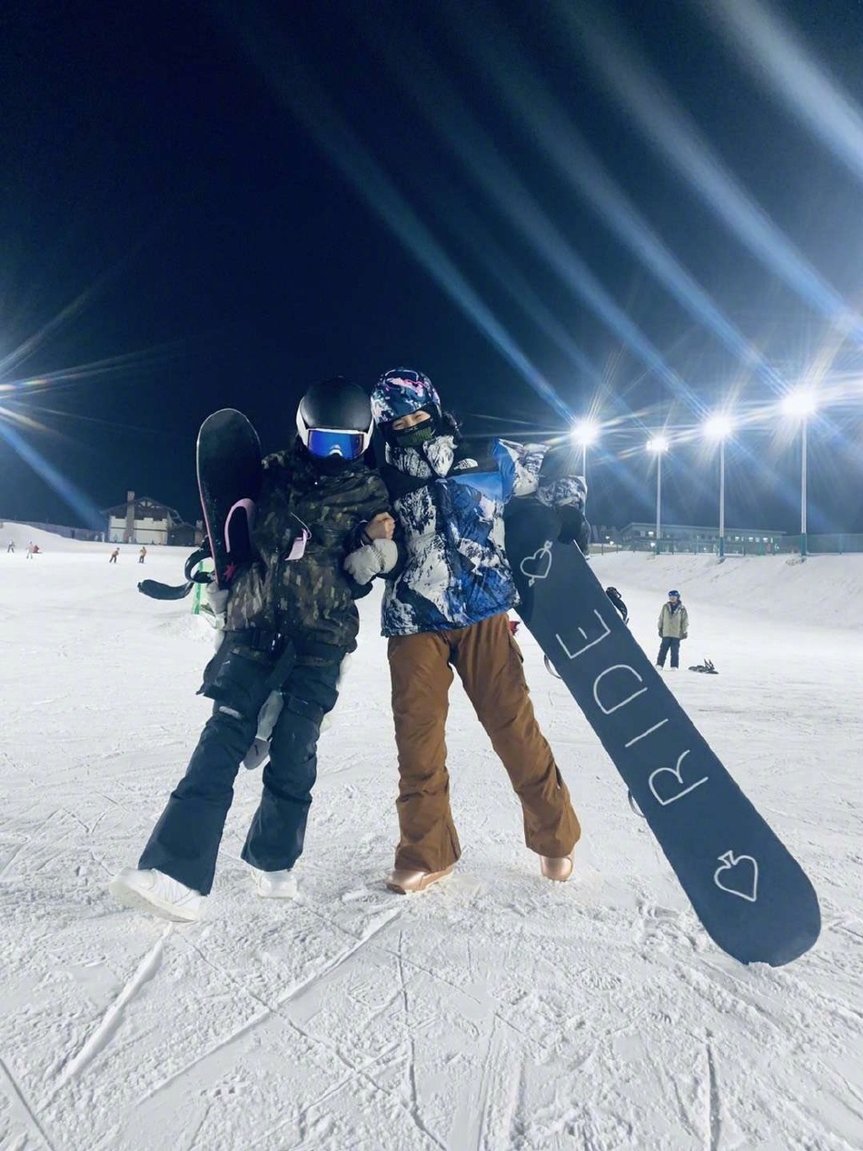 林允宋祖儿姐妹花一起滑雪