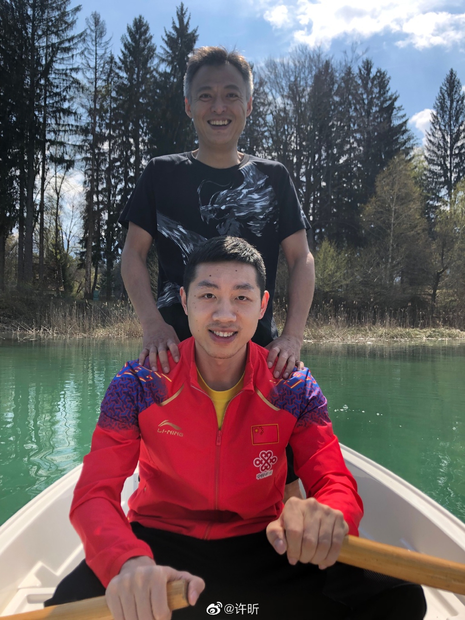 国乒赴布达佩斯丁宁晒自拍