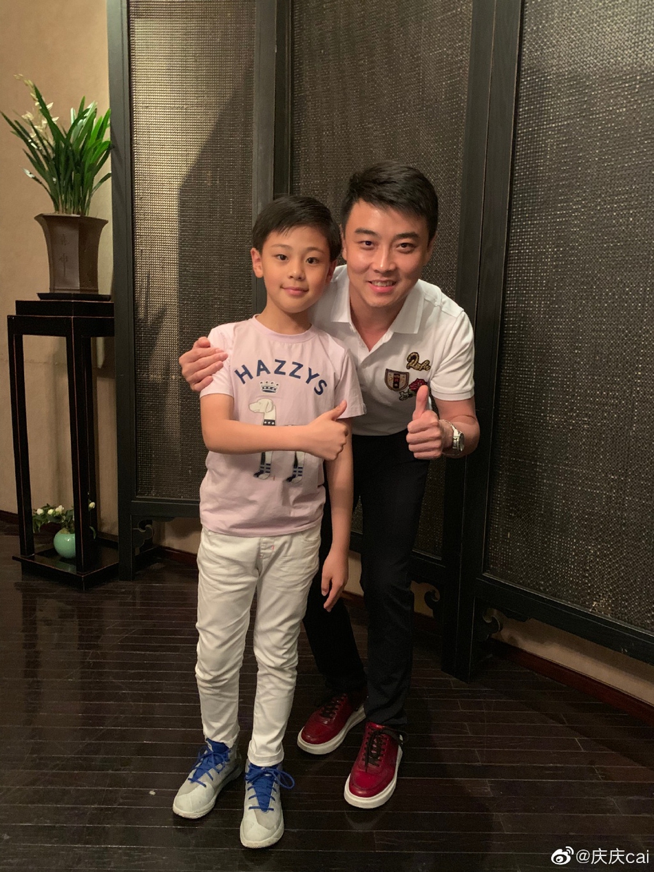 王皓送蔡国庆儿子国乒签名球拍