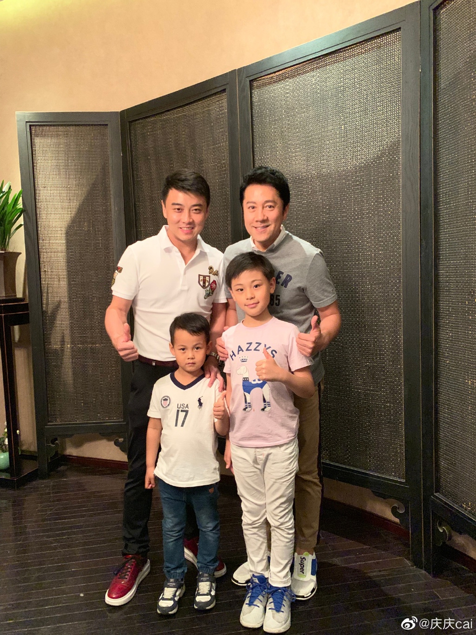 王皓送蔡国庆儿子国乒签名球拍