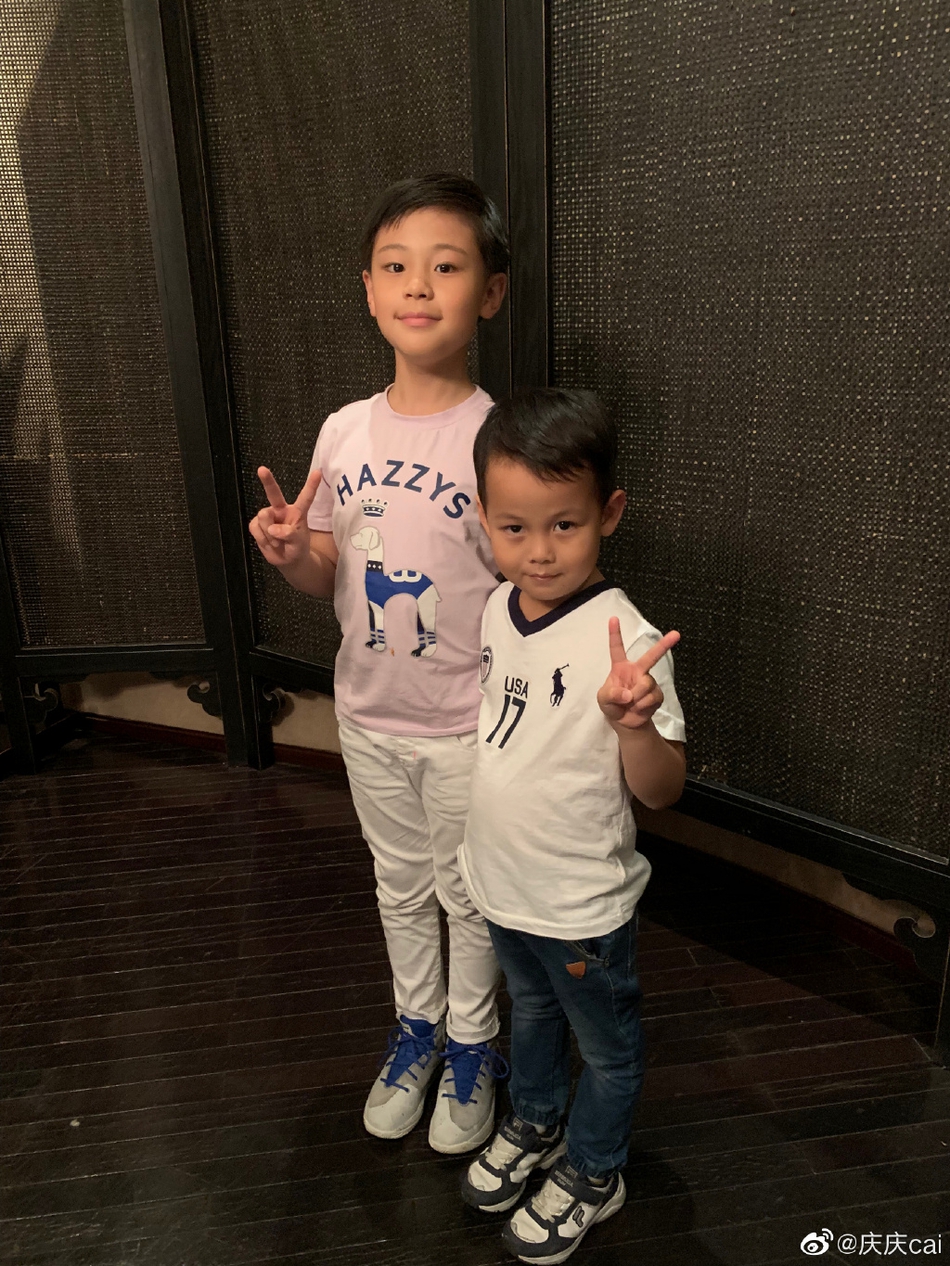 王皓送蔡国庆儿子国乒签名球拍