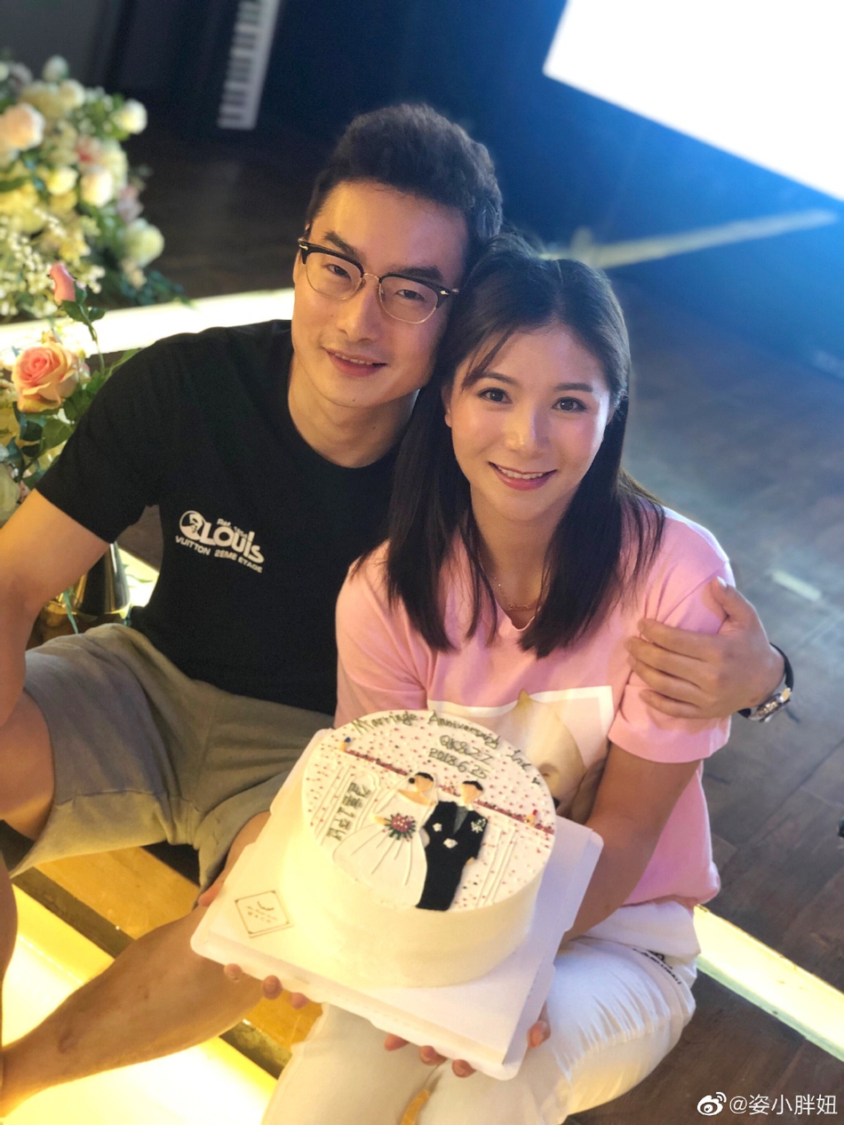 何姿秦凯甜蜜庆祝结婚两周年