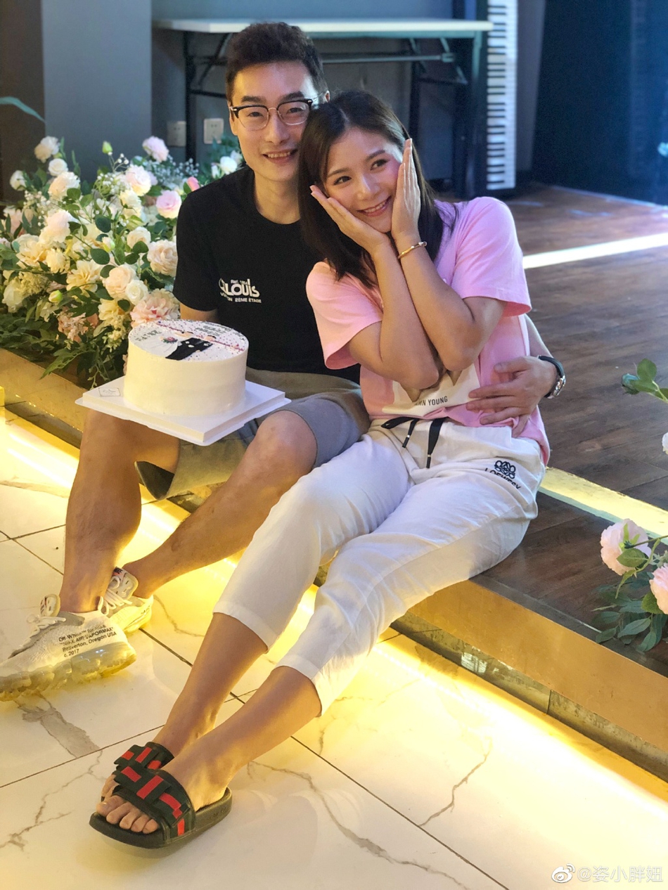 何姿秦凯甜蜜庆祝结婚两周年