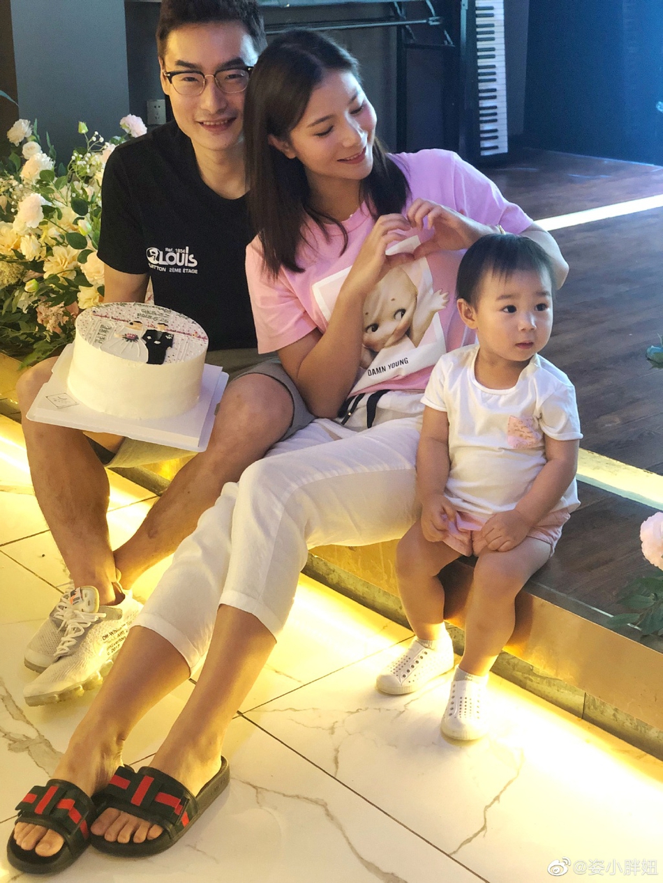 何姿秦凯甜蜜庆祝结婚两周年