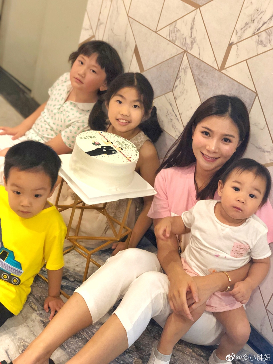 何姿秦凯甜蜜庆祝结婚两周年