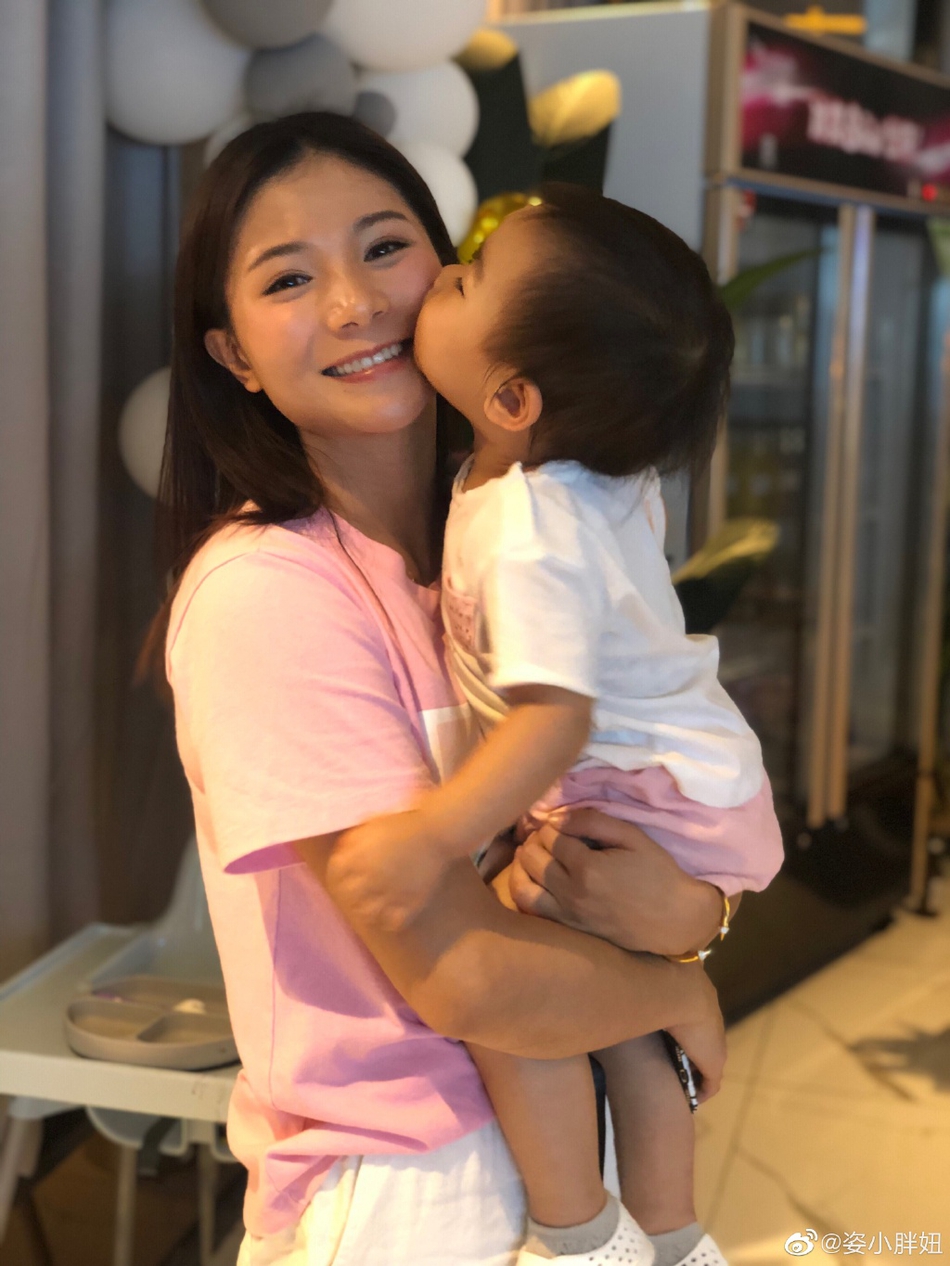 何姿秦凯甜蜜庆祝结婚两周年