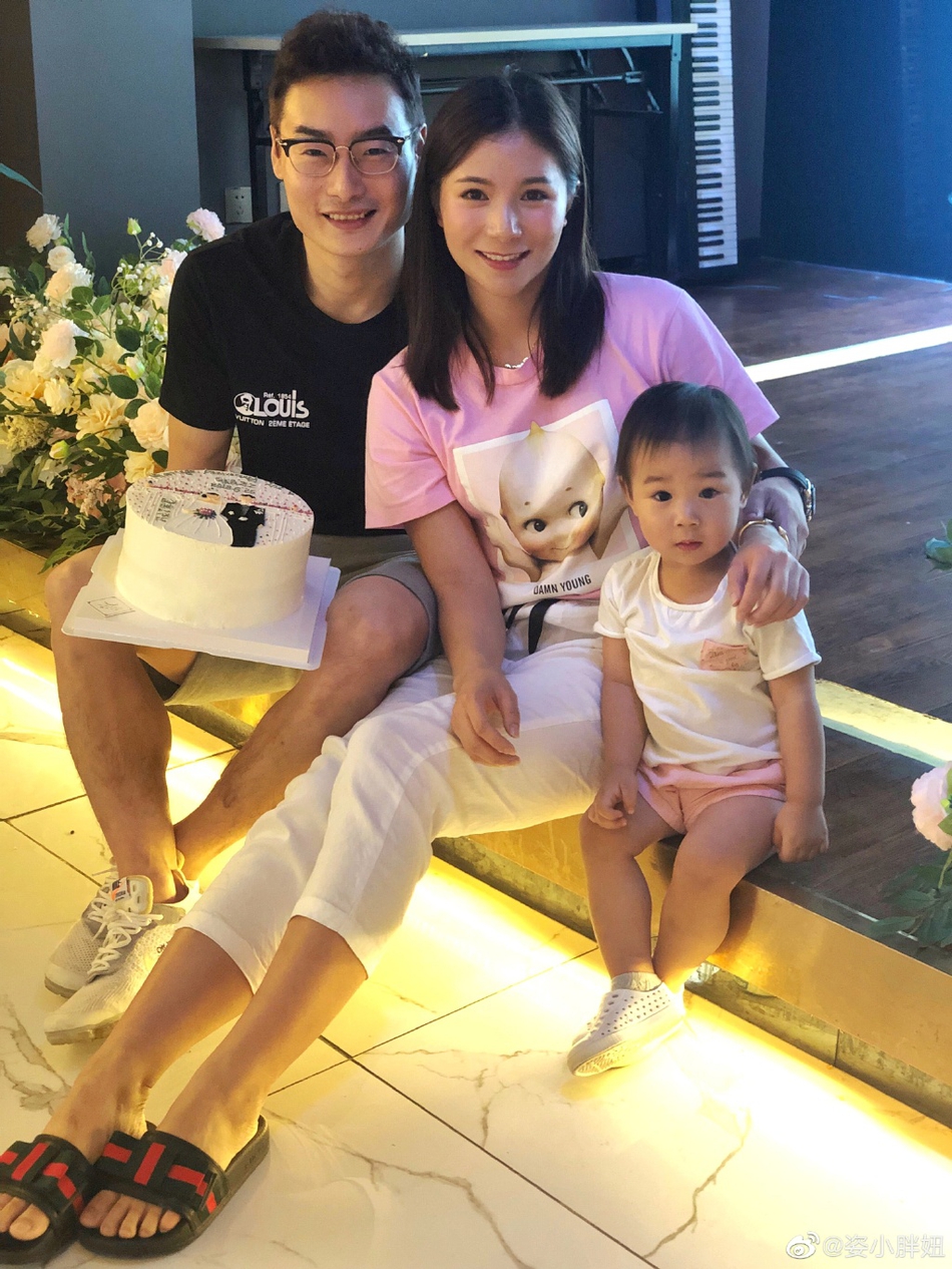 何姿秦凯甜蜜庆祝结婚两周年