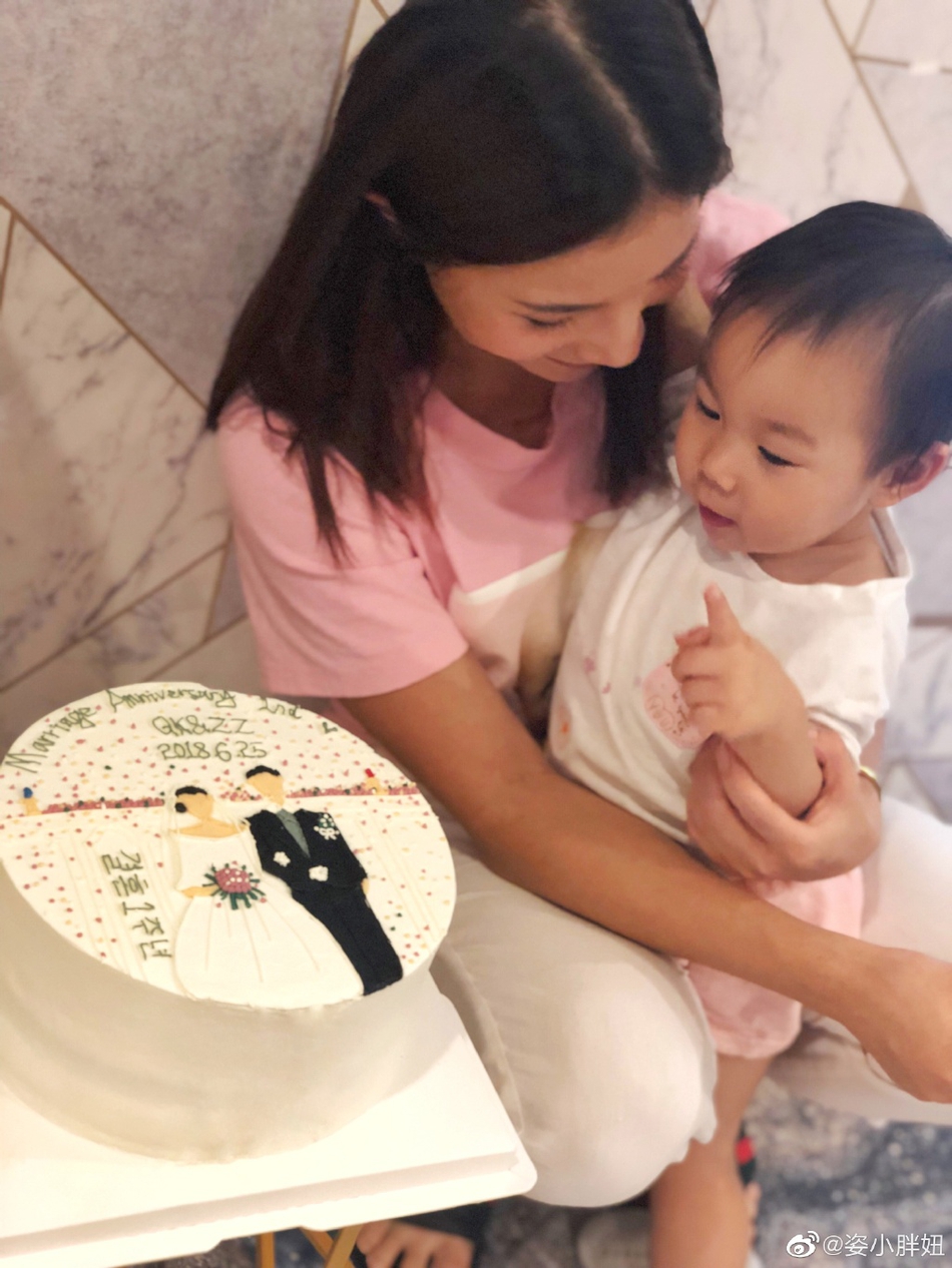 何姿秦凯甜蜜庆祝结婚两周年