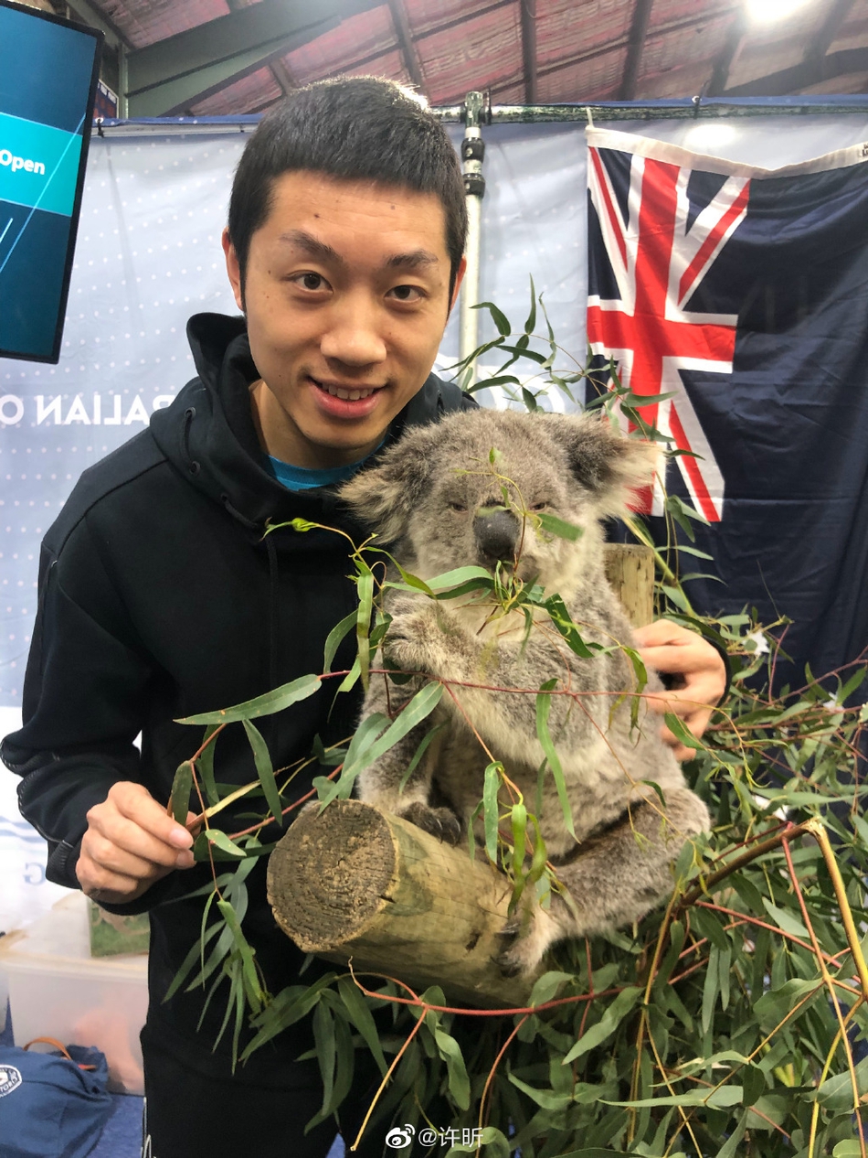 许昕林高远手拿蟒蛇拍照