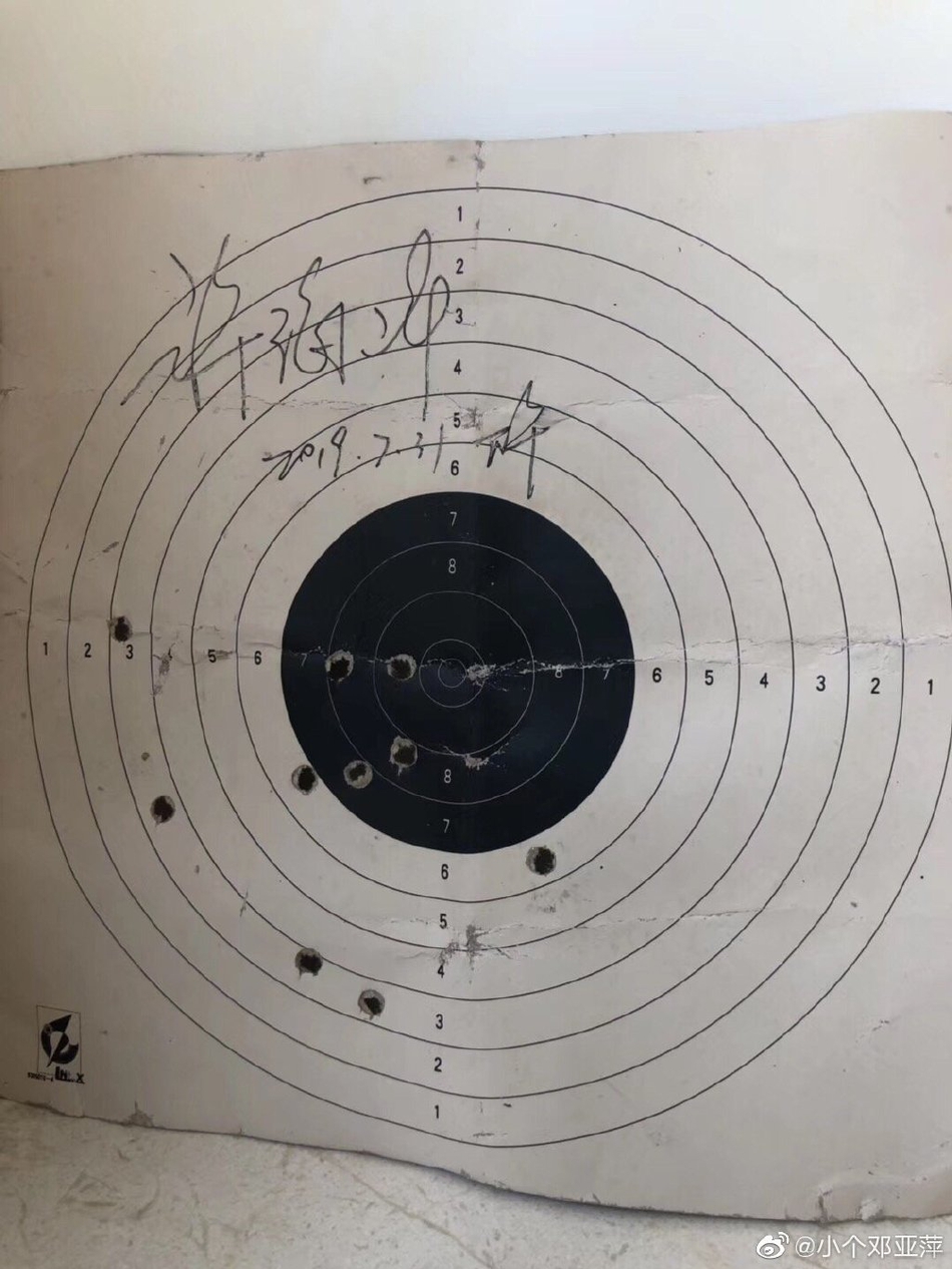 许海峰教邓亚萍射击