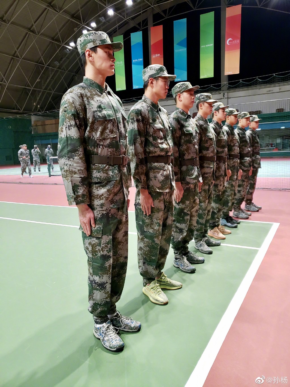 孙杨站军姿：我们都是战士！