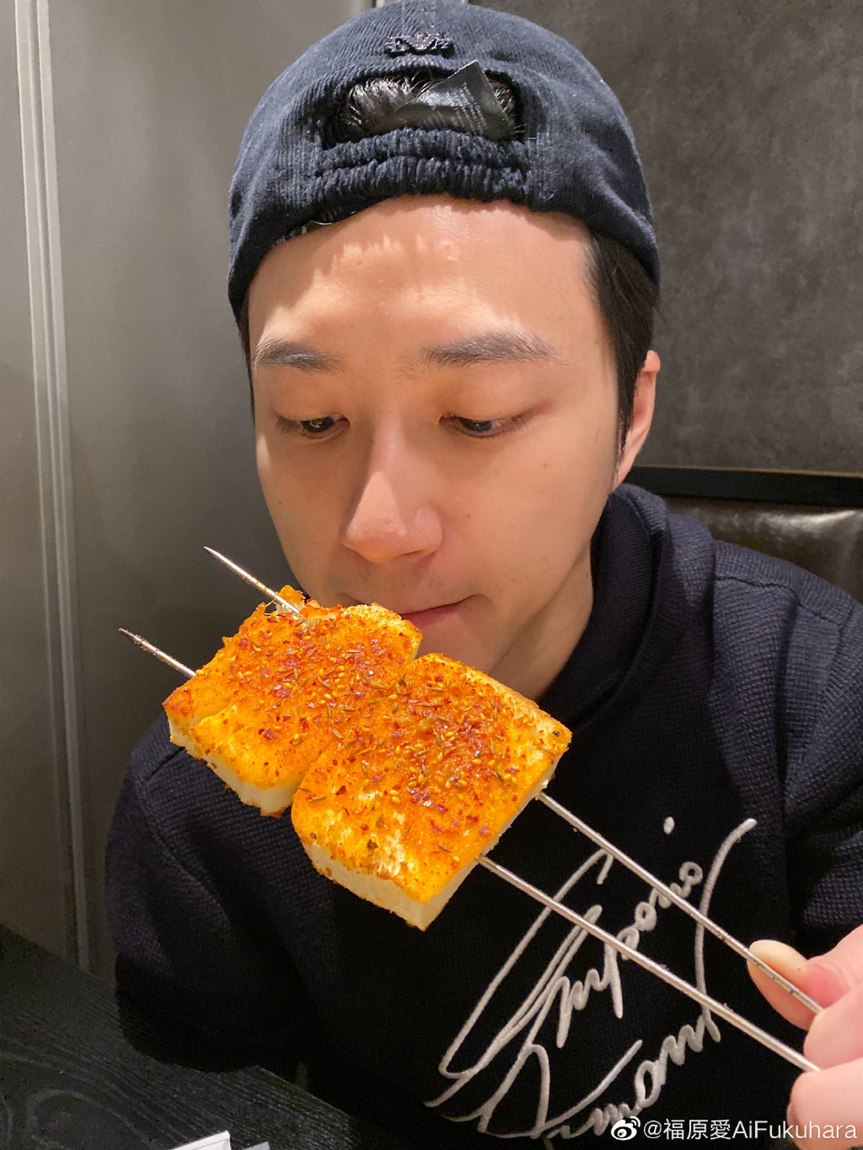 福原爱带老公吃东北菜