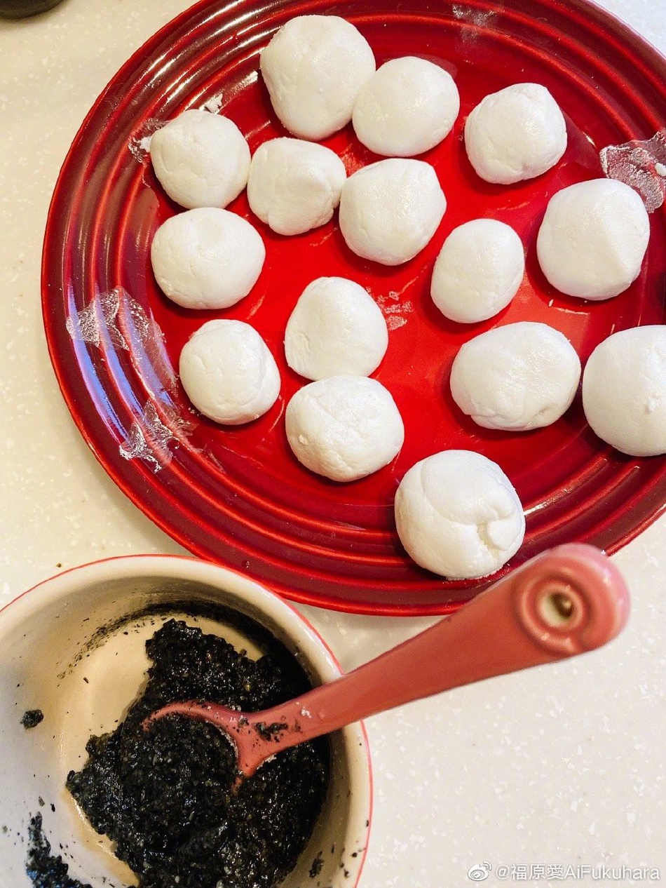 做美食+晒娃！福原爱的居家生活很甜蜜